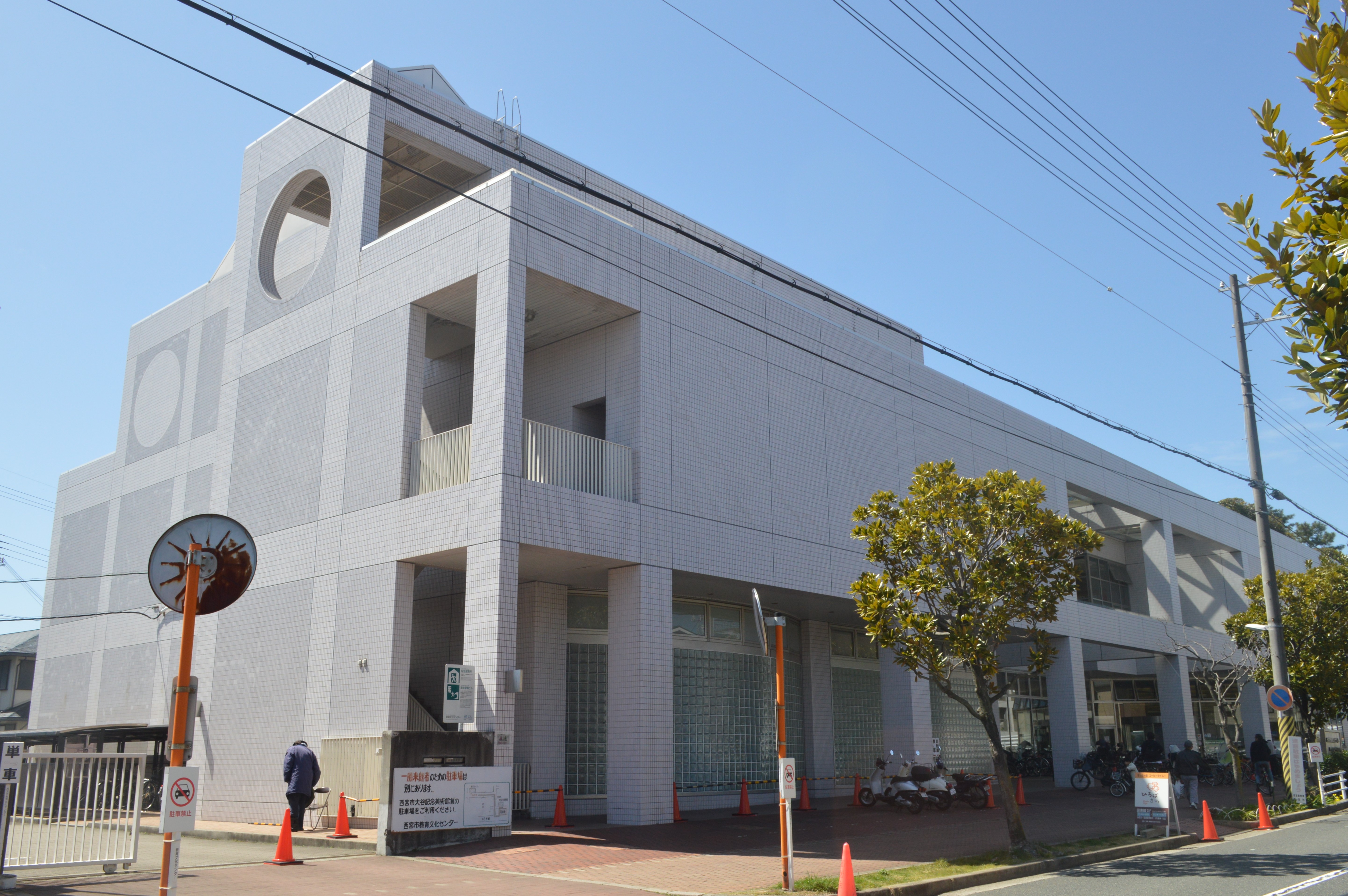 西宮市立中央図書館